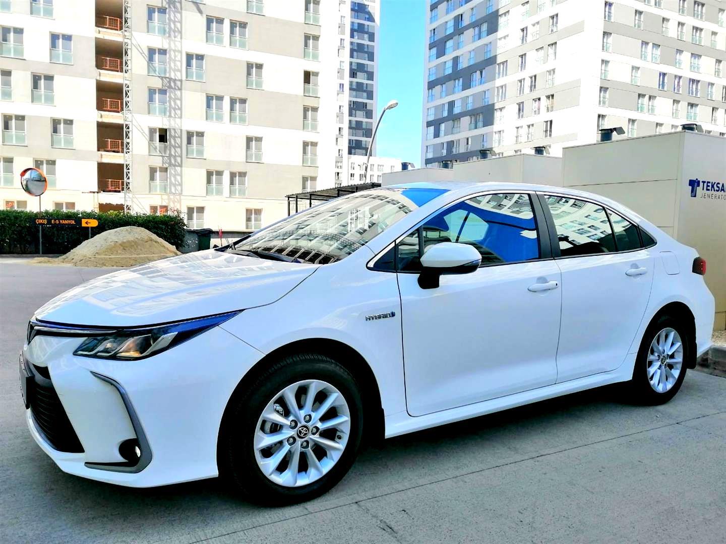 Toyota Corolla 1.8 Hybrid. Карман Тойота Королла.